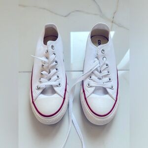 White converse Chuck Taylor All Star Leather Low Top
sneakers